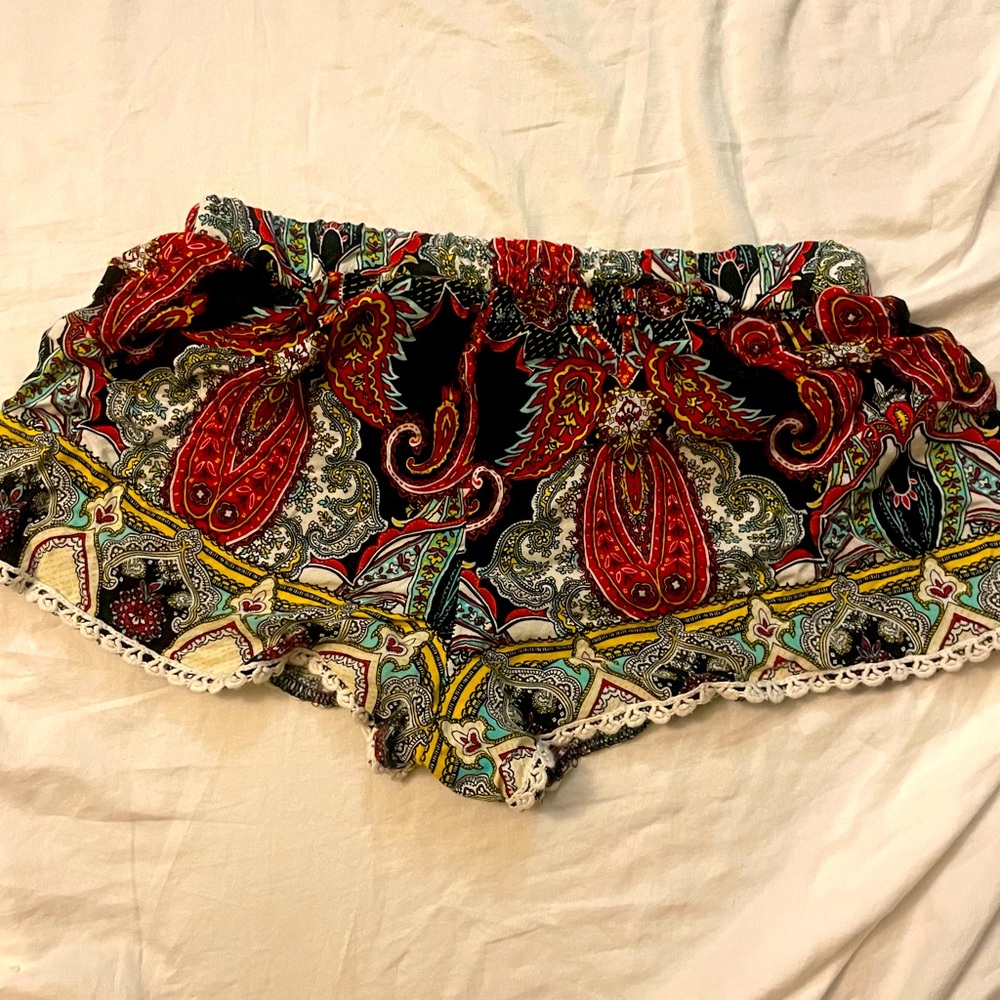 Colorful patterned shorts - Picture 3 of 3